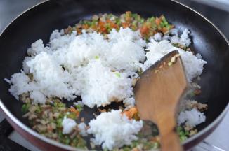 3.然后倒入米饭一起翻炒