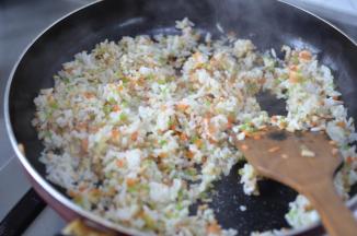 4.米饭炒散后加入盐和少许酱油调味