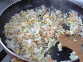 4.米饭炒散后加入盐和少许酱油调味