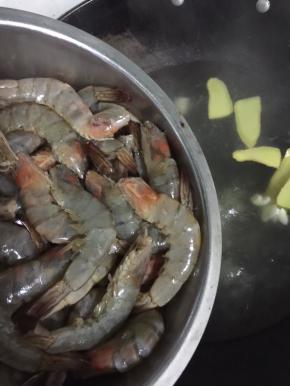 水开后，倒入腌制好的虾！