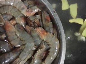 水开后，倒入腌制好的虾！