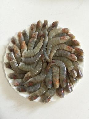 用剪刀先剪去虾头上的大刺，剪去后，原本刺的地方会有一个洞。从这里把剪刀伸进去，用剪刀的尖夹住里面的沙包拉出来！将牙签对准虾背部，从头数第二个关节处，戳进去，挑住虾线。轻轻用力，慢慢的将虾线拽出来，不要猛的用力，容易将虾线扯断。最后用剪刀剪掉虾须，虾嘴和虾的脚就可以了！