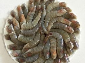 用剪刀先剪去虾头上的大刺，剪去后，原本刺的地方会有一个洞。从这里把剪刀伸进去，用剪刀的尖夹住里面的沙包拉出来！将牙签对准虾背部，从头数第二个关节处，戳进去，挑住虾线。轻轻用力，慢慢的将虾线拽出来，不要猛的用力，容易将虾线扯断。最后用剪刀剪掉虾须，虾嘴和虾的脚就可以了！