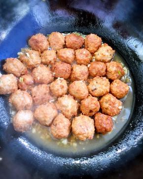 锅内留少许油，放入辣椒（我是给娃吃就没放辣椒）、蒜末爆香，然后倒进藕丸翻炒，放入糖、醋、酱油、盐（如果丸子咸就不用放盐了）、高汤，中小火炖小会儿。