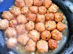 锅内留少许油，放入辣椒（我是给娃吃就没放辣椒）、蒜末爆香，然后倒进藕丸翻炒，放入糖、醋、酱油、盐（如果丸子咸就不用放盐了）、高汤，中小火炖小会儿。