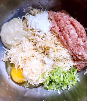 把藕丝、肉馅放入盆中，加入熬好的藕汁糊再放入胡椒粉、盐、鸡精（我加没鸡精了，放了些耗油提鲜）、葱花、姜末（我不爱吃姜，换成了姜粉）、料酒、鸡蛋、淀粉（淀粉一定要少放些，会影响丸子的口感）
