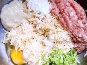 把藕丝、肉馅放入盆中，加入熬好的藕汁糊再放入胡椒粉、盐、鸡精（我加没鸡精了，放了些耗油提鲜）、葱花、姜末（我不爱吃姜，换成了姜粉）、料酒、鸡蛋、淀粉（淀粉一定要少放些，会影响丸子的口感）