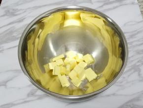 将黄油放入打蛋盆中，室温软化