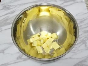 将黄油放入打蛋盆中，室温软化