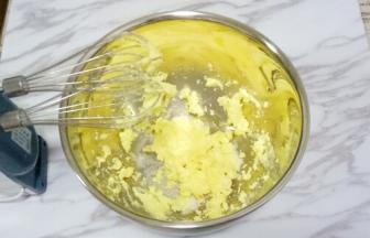 用打蛋器先搅拌一下，防止糖粉飞溅