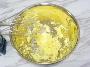 用打蛋器先搅拌一下，防止糖粉飞溅