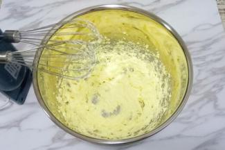 启动打蛋器，打发至黄油颜色发白，蓬松