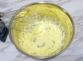 启动打蛋器，打发至黄油颜色发白，蓬松