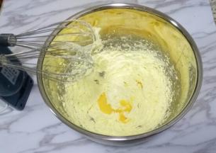 分三次加入打散的鸡蛋液，每加入下一次鸡蛋液前都要先把鸡蛋液和黄油完全混合