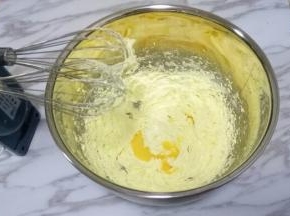 分三次加入打散的鸡蛋液，每加入下一次鸡蛋液前都要先把鸡蛋液和黄油完全混合
