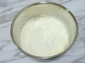 筛入低筋面粉