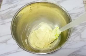 用刮刀翻拌均匀至无干粉状态