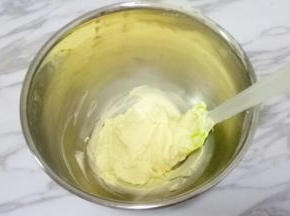 用刮刀翻拌均匀至无干粉状态