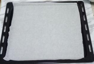 烤盘上铺一层油纸