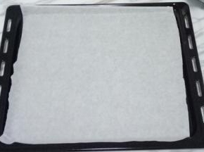 烤盘上铺一层油纸