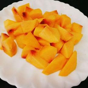 黄桃去皮切块，友友们可以切大块些，因为我这个是做给孩子吃的。