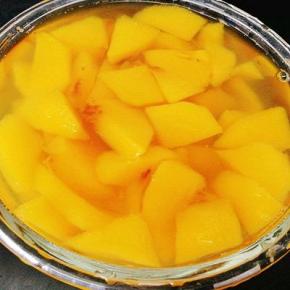 将黄桃和汤汁一同倒进保鲜盒，盖好盖子，冷藏一晚即可食用。