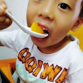 宝贝儿吃的好欢，