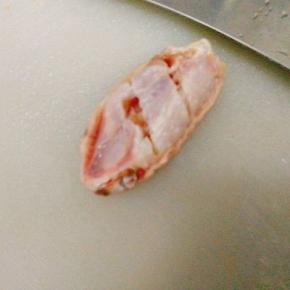 鸡翅洗净后用在鸡翅后划上三刀让腌制时更加入味