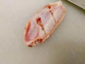 鸡翅洗净后用在鸡翅后划上三刀让腌制时更加入味