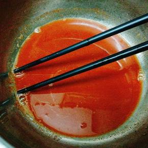 碗中放入奥尔良腌料加清水调制而成