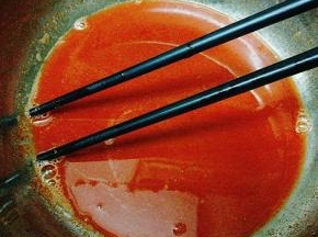 碗中放入奥尔良腌料加清水调制而成
