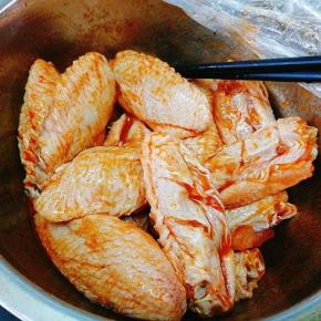 把腌制好的鸡翅用筷子再拌下