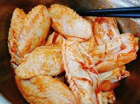 把腌制好的鸡翅用筷子再拌下