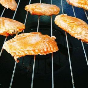 把腌制好的鸡翅放在烤网上