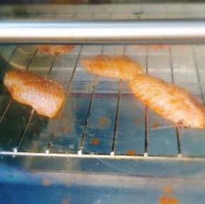 放进预热好的烤箱，上下火180度，先烤15分钟