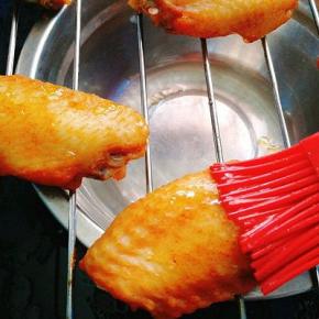 然后取出在鸡翅前后两面分别刷上蜂蜜，再放进烤箱烤15分钟，全程共30分钟