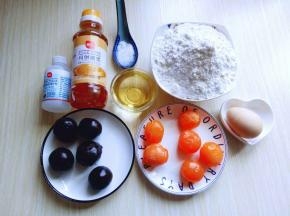 准备好食材。(转化糖浆要是自己做，要提前几天准备呦，豆沙馅蛋黄，我超市买的。)