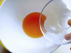 将转化糖浆倒入器具中，加入枧水。