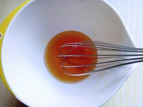 用手动打蛋器打至均匀。(完全融合)