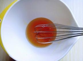 用手动打蛋器打至均匀。(完全融合)