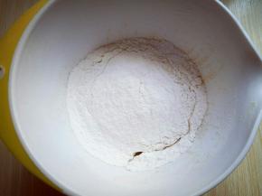 用硅胶铲翻拌均匀，无干粉。