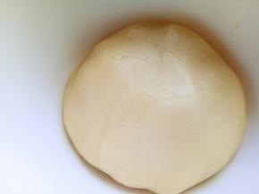 揉成团，包上保鲜膜或者食品袋，冰箱冷藏一小时。