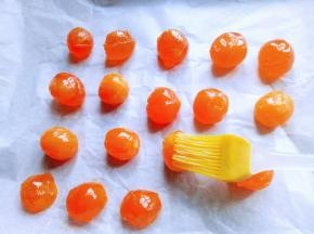 依次刷上少许玉米油。