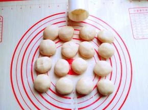 从冰箱取出面团，分量每个20 g。