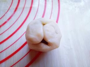 用虎口手法小心将皮往上推。整理好收口并搓圆。