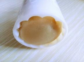 再模具中撒上少许干粉，将月饼胚放入模具，用手掌心按压平整。