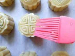 烤箱预热: 上下火190度，预热5分钟。做好的月饼，入烤箱前，首先喷上一层清水。