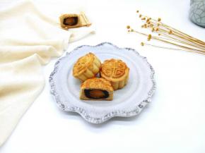 取出后的月饼比较干，硬，待冷却后密封保存，2-3天回油，月饼皮自然就会软了呦～
