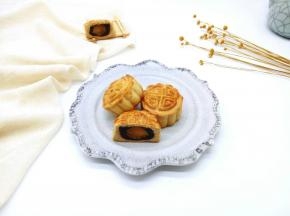 取出后的月饼比较干，硬，待冷却后密封保存，2-3天回油，月饼皮自然就会软了呦～