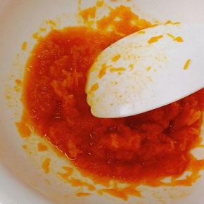 蒸好压泥趁热加入点白糖，不烫手时加入酵母粉